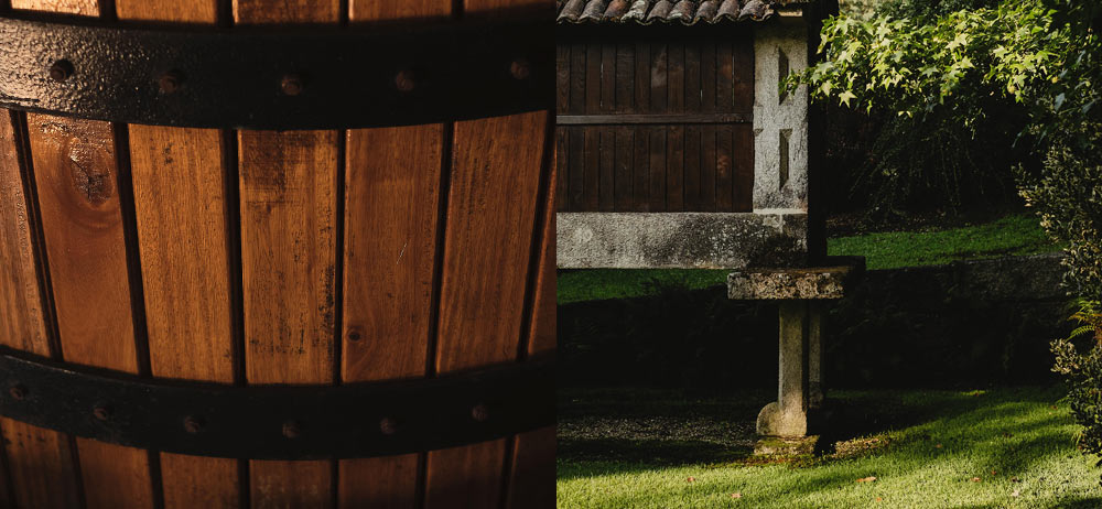 Barrica de madera junto a un hórreo tradicional en los jardines de Fillaboa