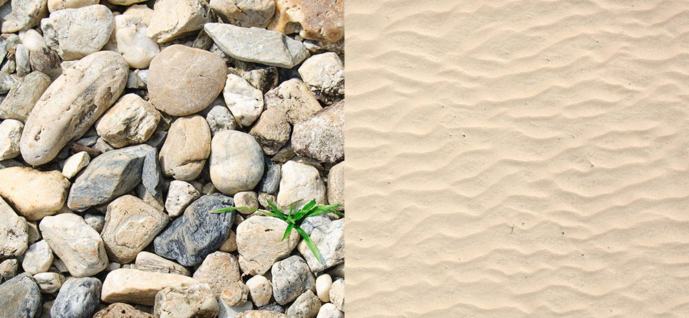 Detalle de piedras y arena de playa